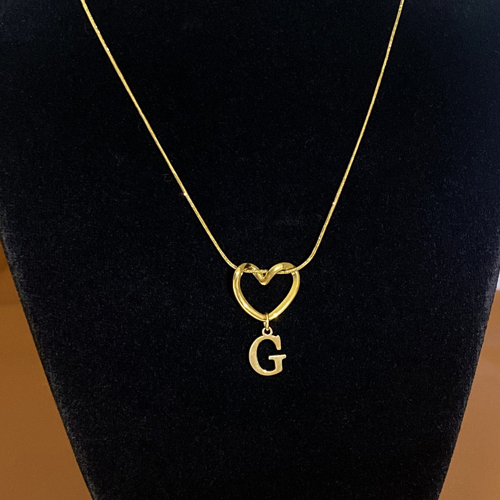 Collar con Inicial de Corazón en Acero Inoxidable