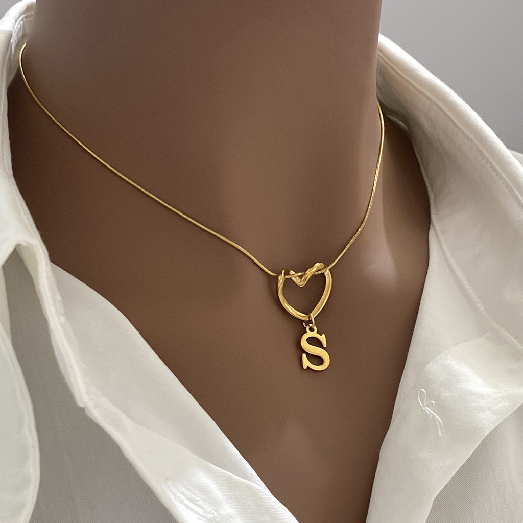 Collar con Inicial de Corazón en Acero Inoxidable
