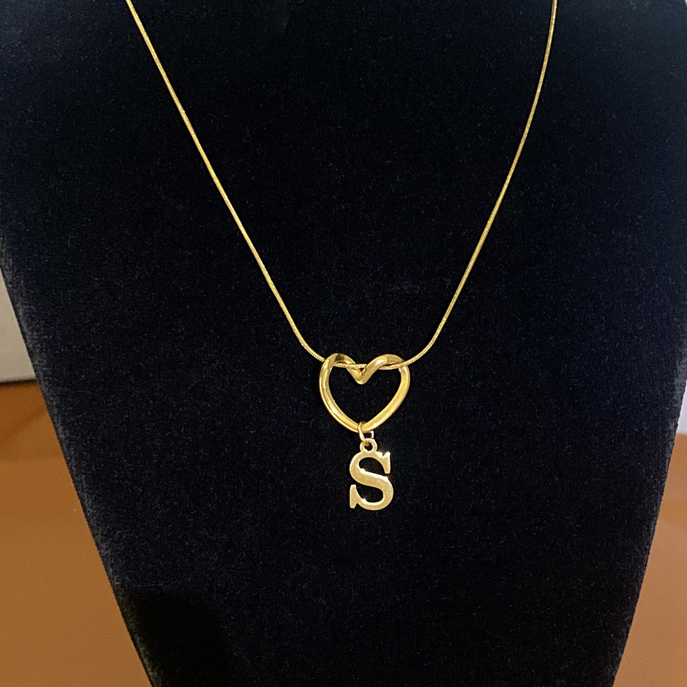 Collar con Inicial de Corazón en Acero Inoxidable