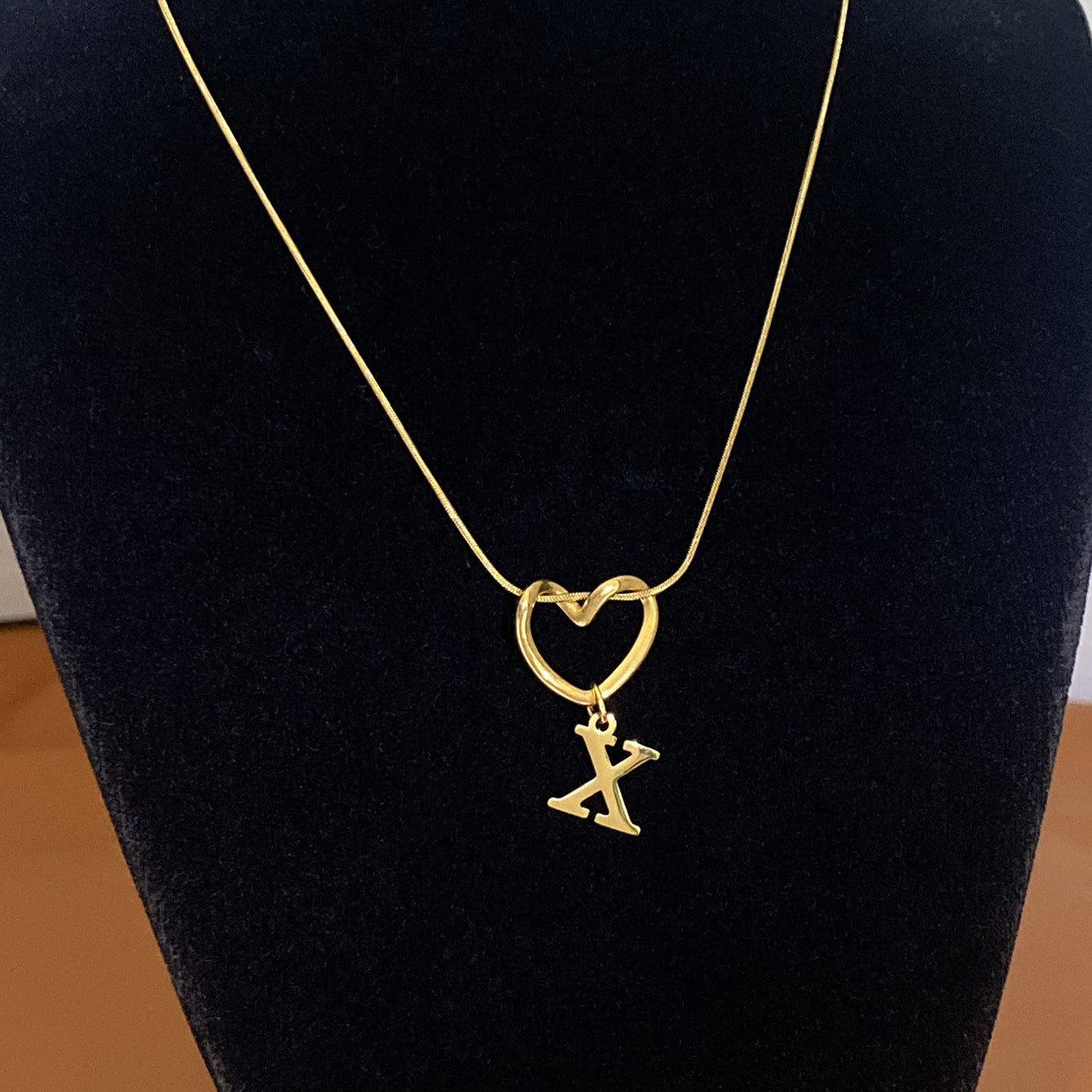 Collar con Inicial de Corazón en Acero Inoxidable