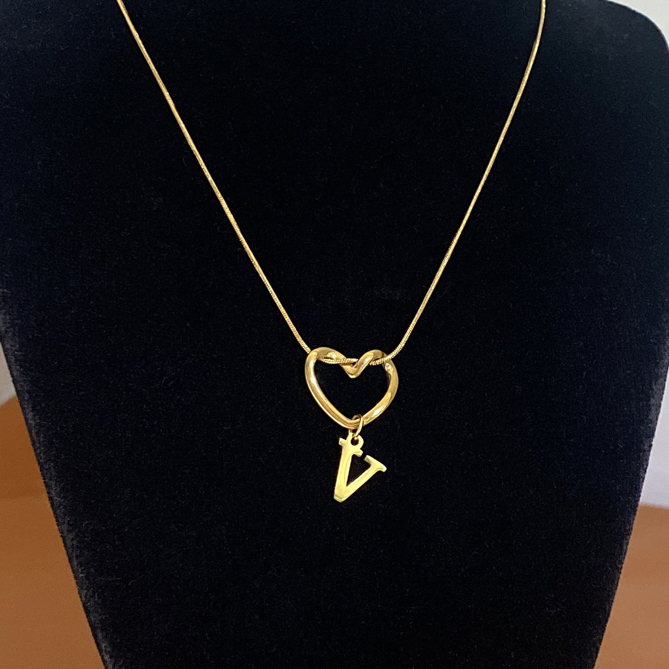 Collar con Inicial de Corazón en Acero Inoxidable