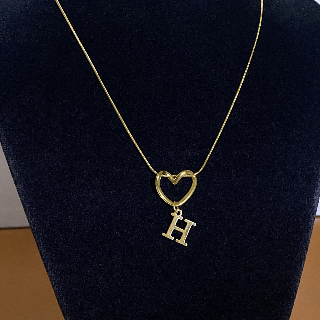 Collar con Inicial de Corazón en Acero Inoxidable