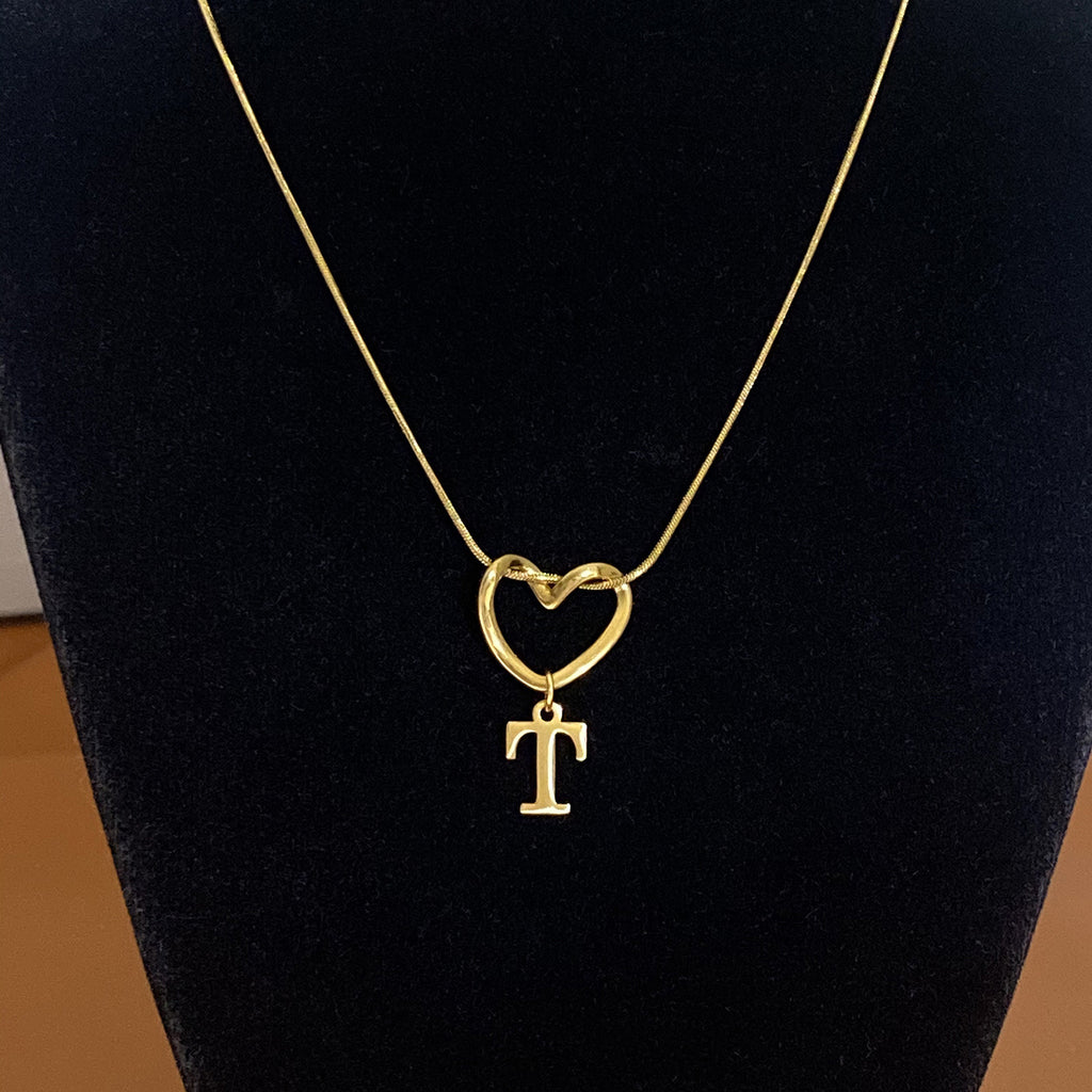 Collar con Inicial de Corazón en Acero Inoxidable