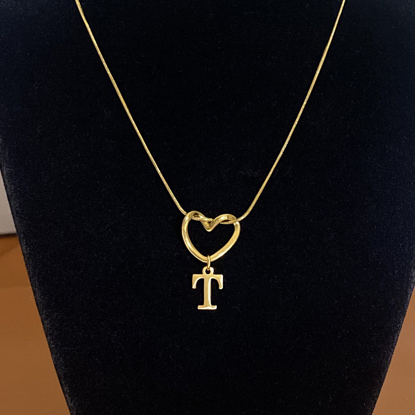Collar con Inicial de Corazón en Acero Inoxidable