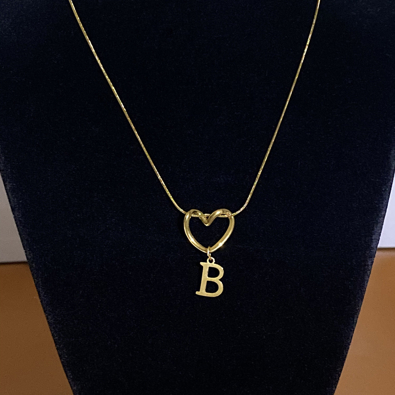 Collar con Inicial de Corazón en Acero Inoxidable