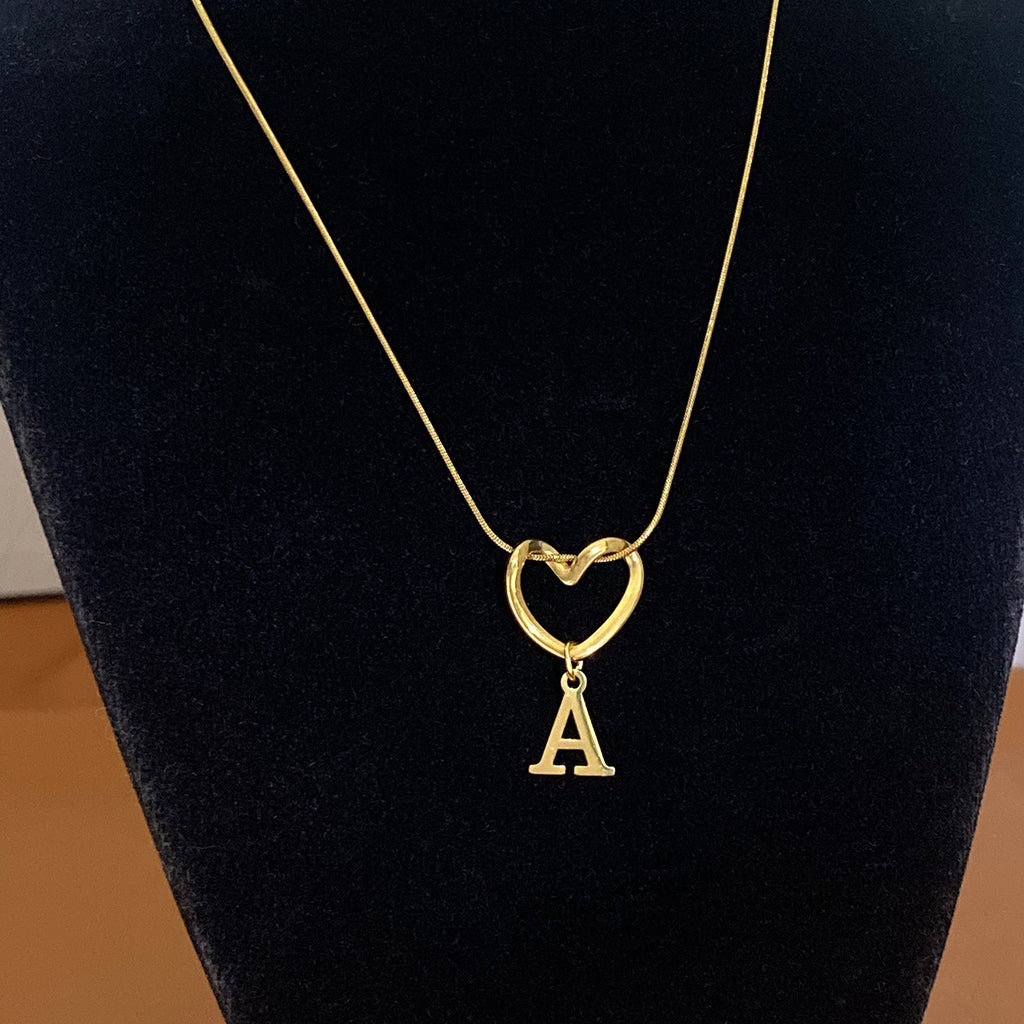 Collar con Inicial de Corazón en Acero Inoxidable