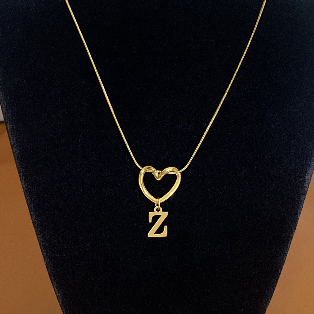 Collar con Inicial de Corazón en Acero Inoxidable