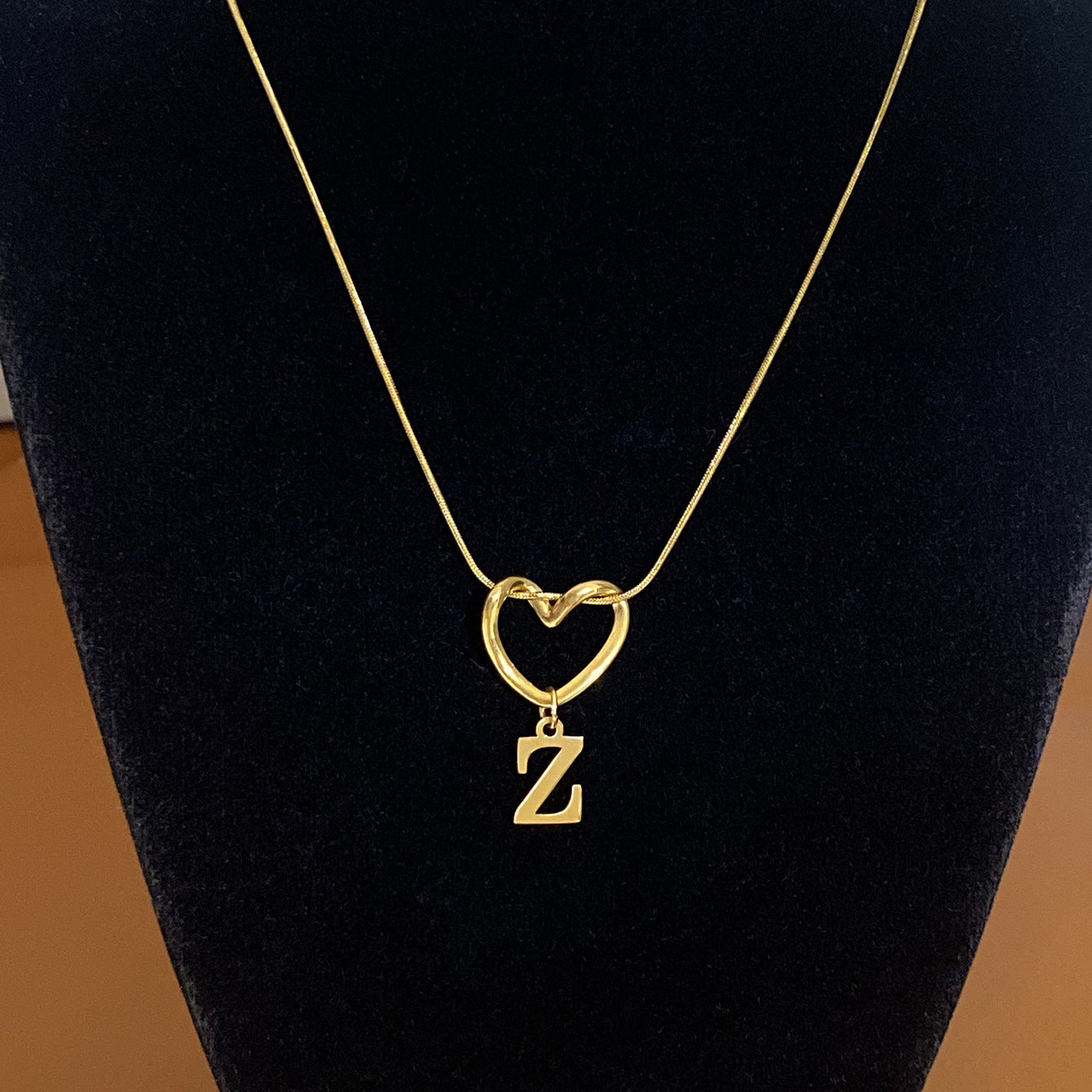 Collar con Inicial de Corazón en Acero Inoxidable
