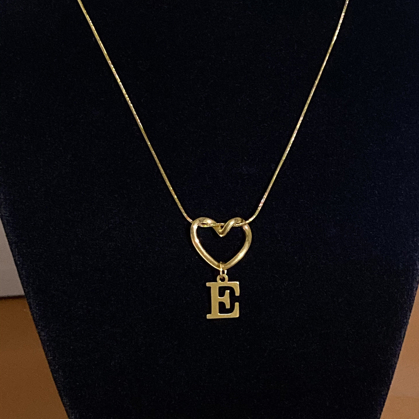 Collar con Inicial de Corazón en Acero Inoxidable