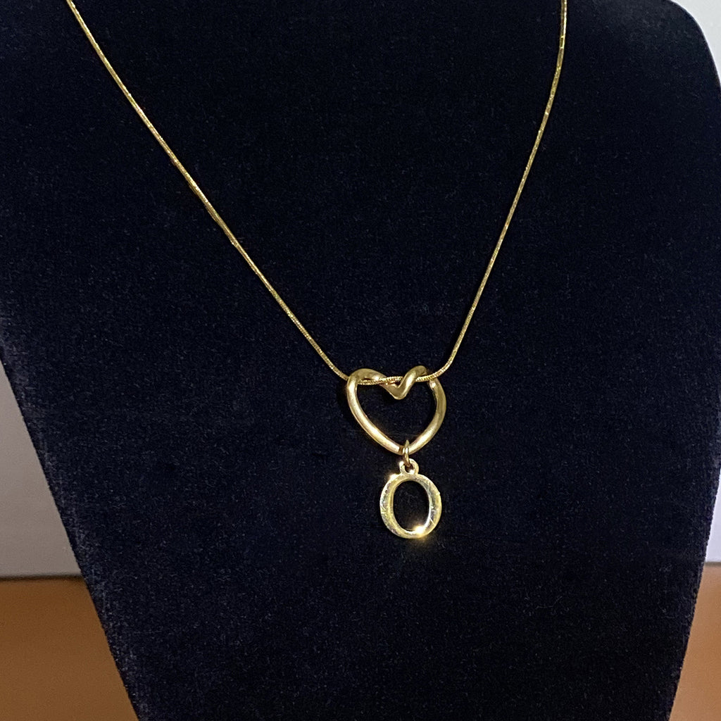 Collar con Inicial de Corazón en Acero Inoxidable