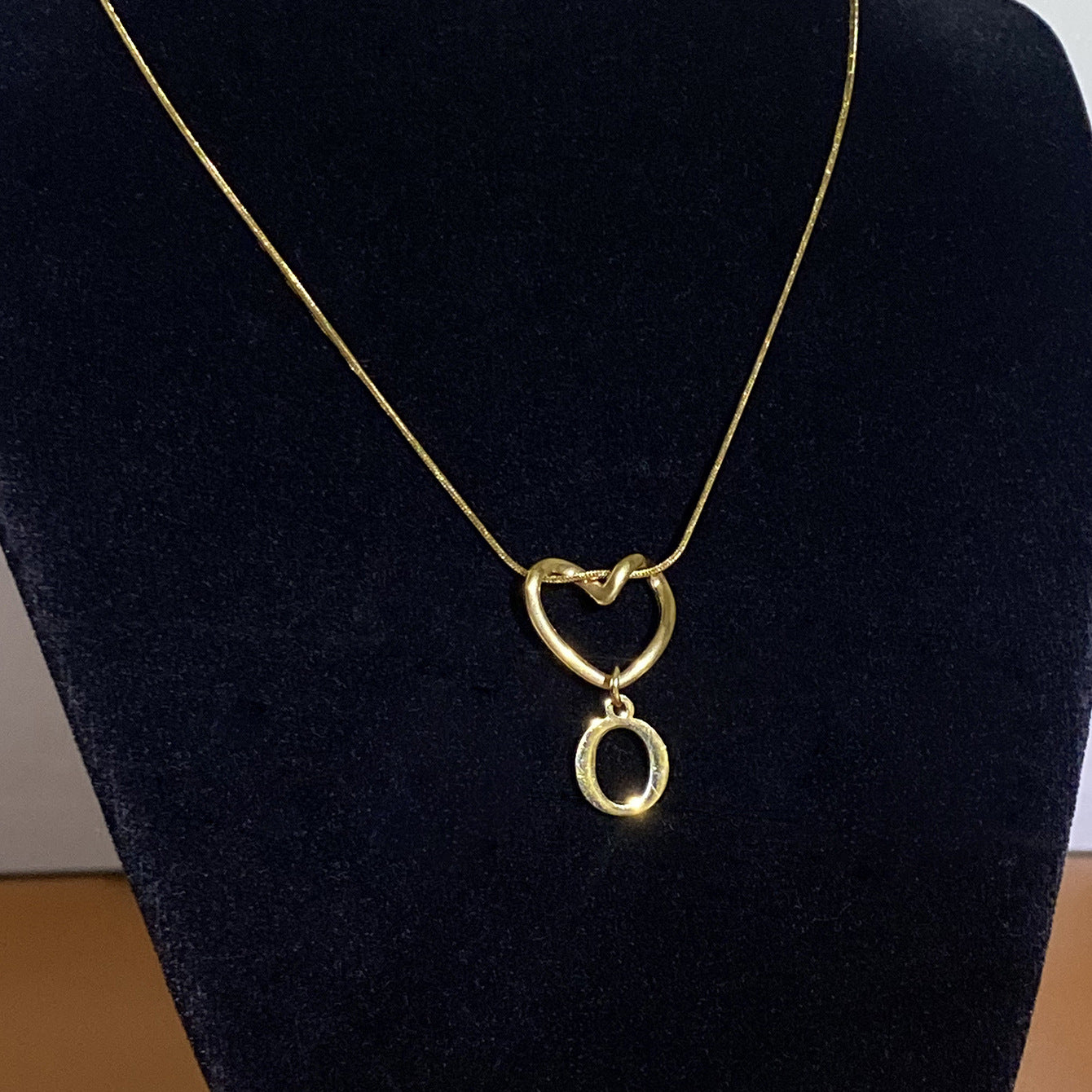 Collar con Inicial de Corazón en Acero Inoxidable
