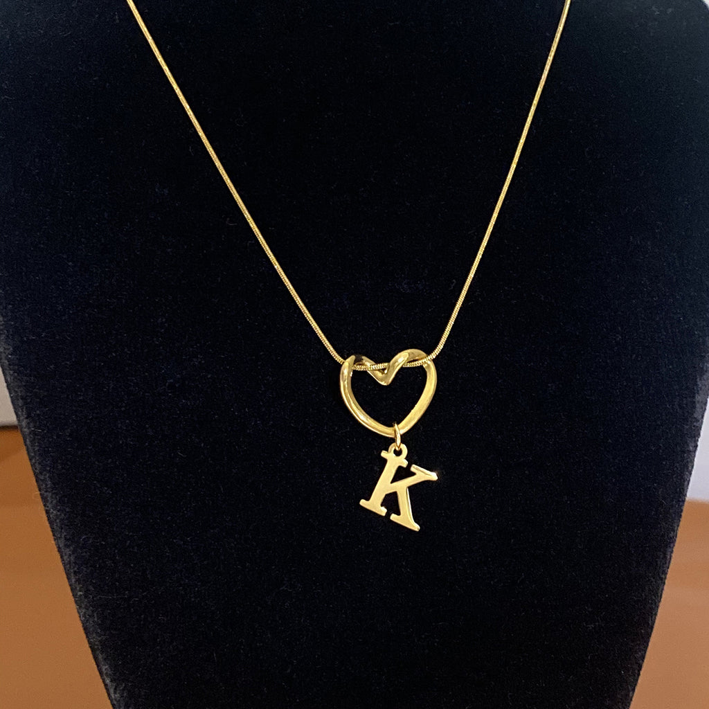 Collar con Inicial de Corazón en Acero Inoxidable
