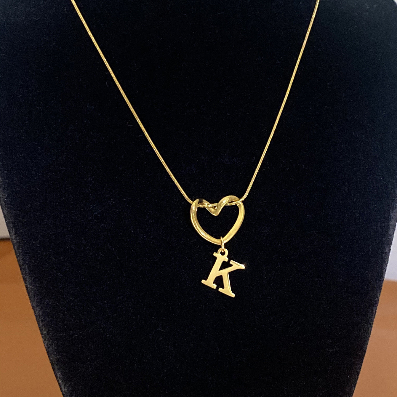 Collar con Inicial de Corazón en Acero Inoxidable
