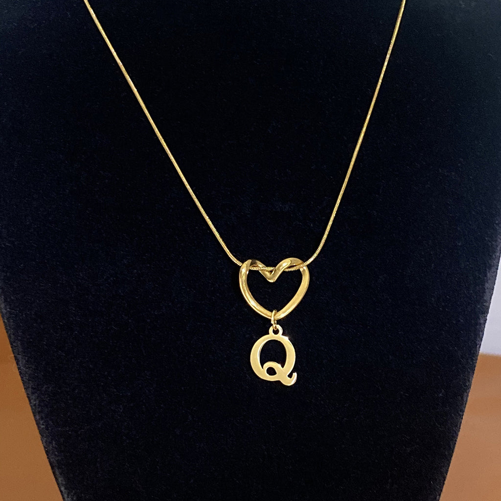 Collar con Inicial de Corazón en Acero Inoxidable