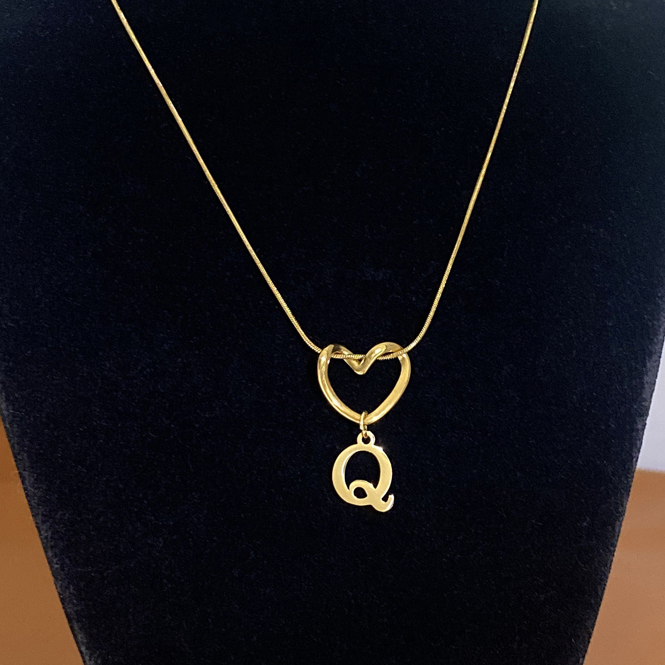 Collar con Inicial de Corazón en Acero Inoxidable