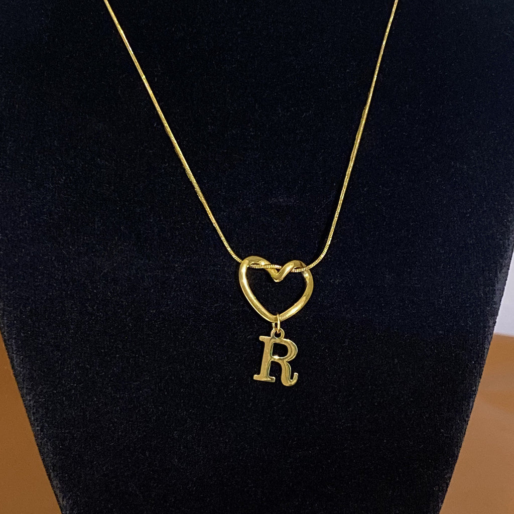 Collar con Inicial de Corazón en Acero Inoxidable