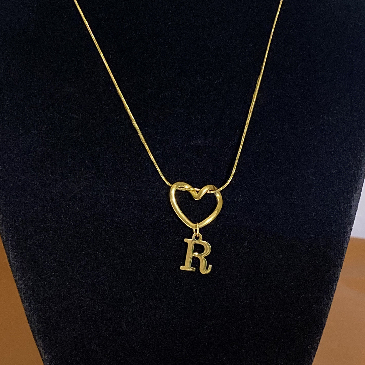 Collar con Inicial de Corazón en Acero Inoxidable
