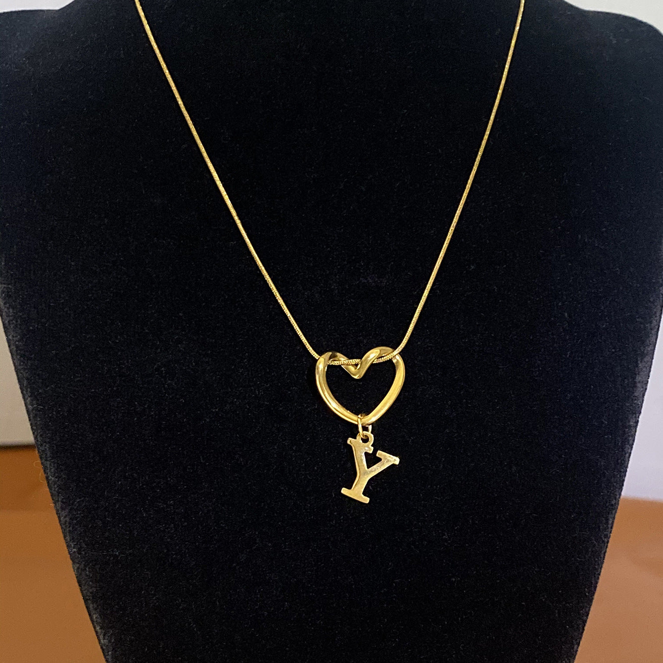 Collar con Inicial de Corazón en Acero Inoxidable