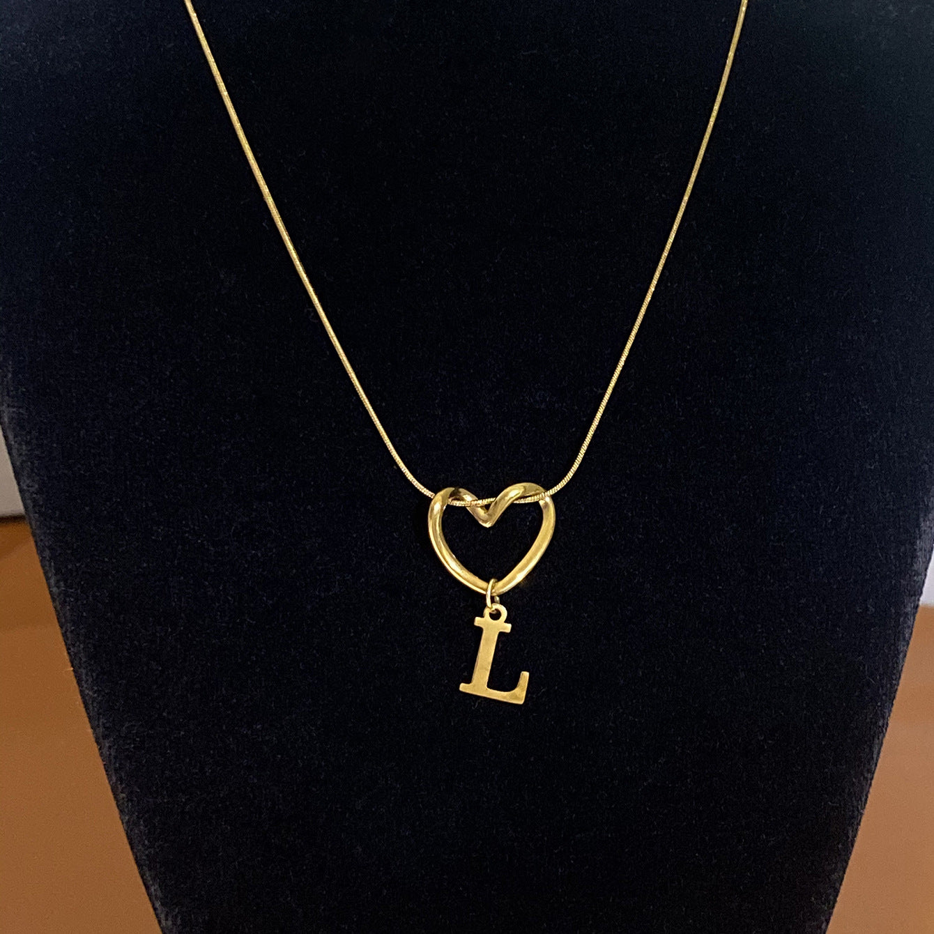 Collar con Inicial de Corazón en Acero Inoxidable