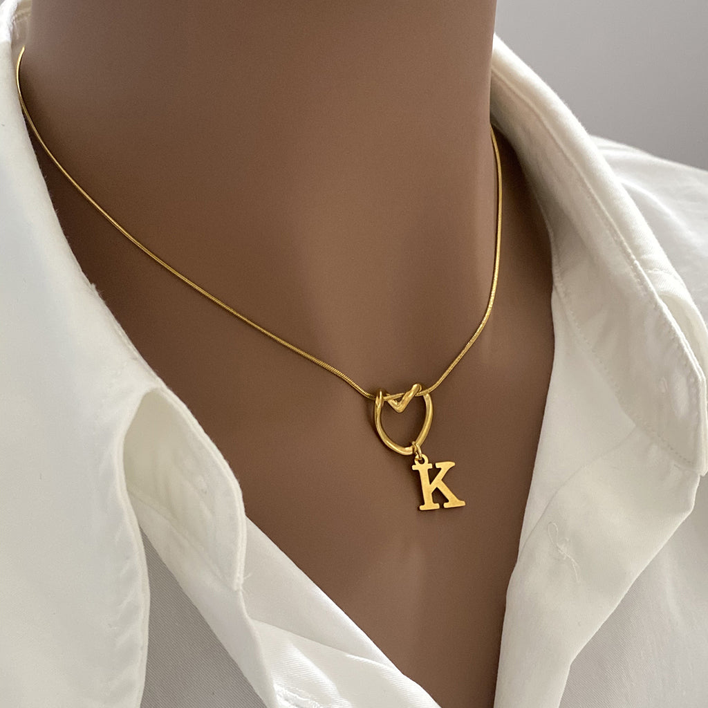 Collar con Inicial de Corazón en Acero Inoxidable
