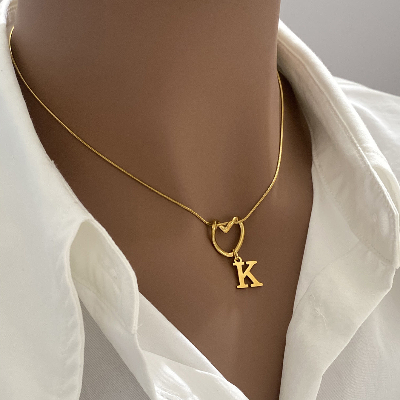 Collar con Inicial de Corazón en Acero Inoxidable