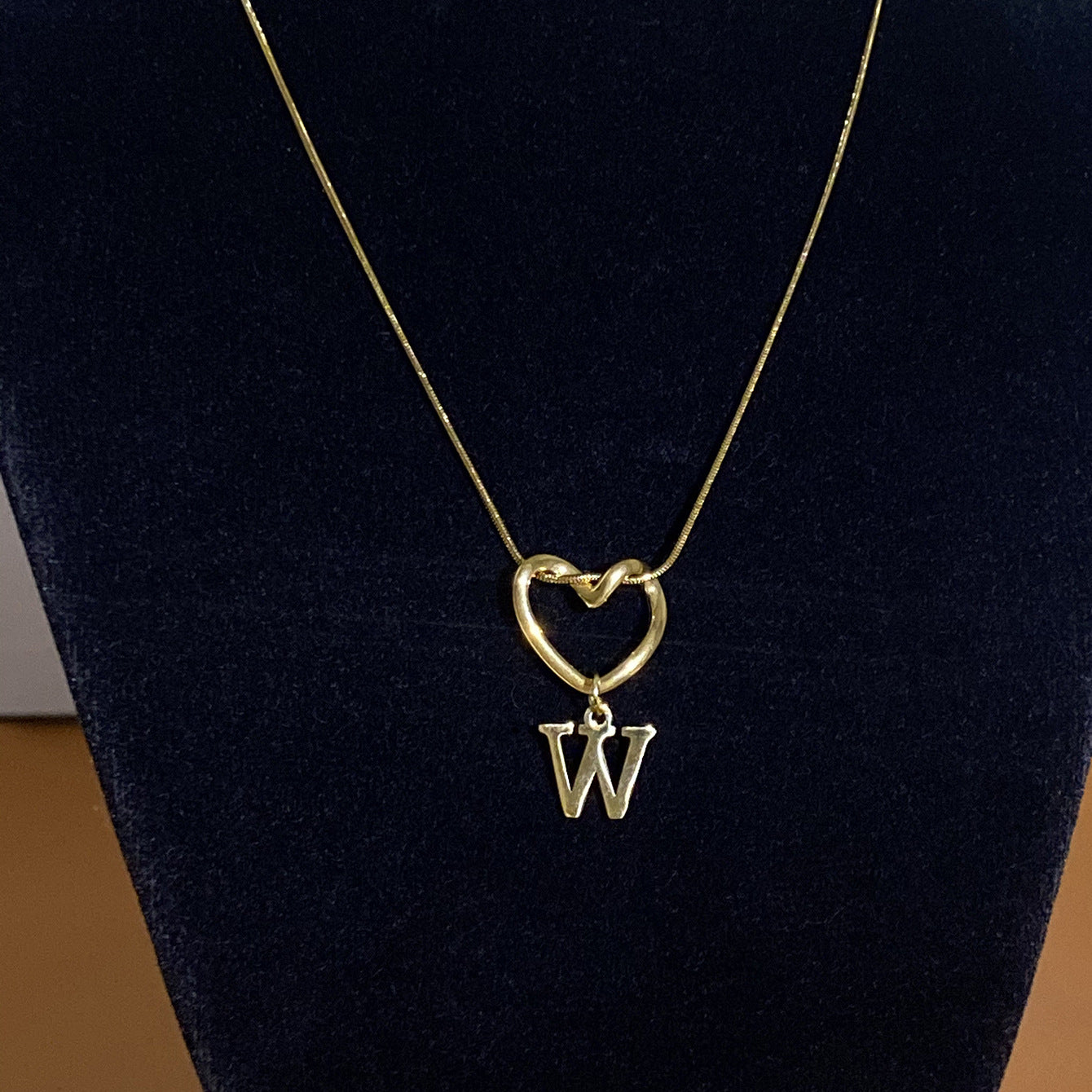 Collar con Inicial de Corazón en Acero Inoxidable