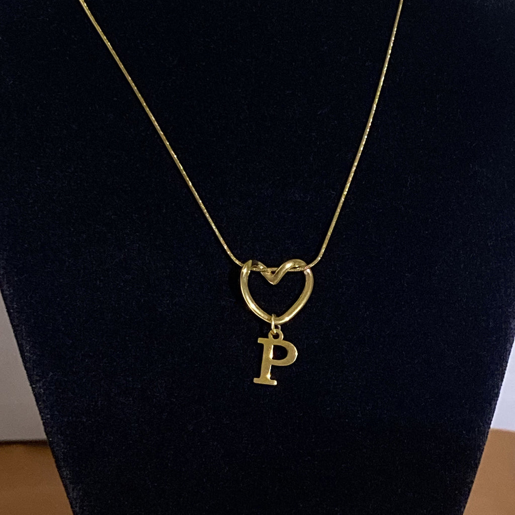 Collar con Inicial de Corazón en Acero Inoxidable