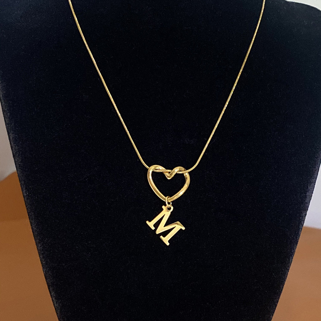 Collar con Inicial de Corazón en Acero Inoxidable