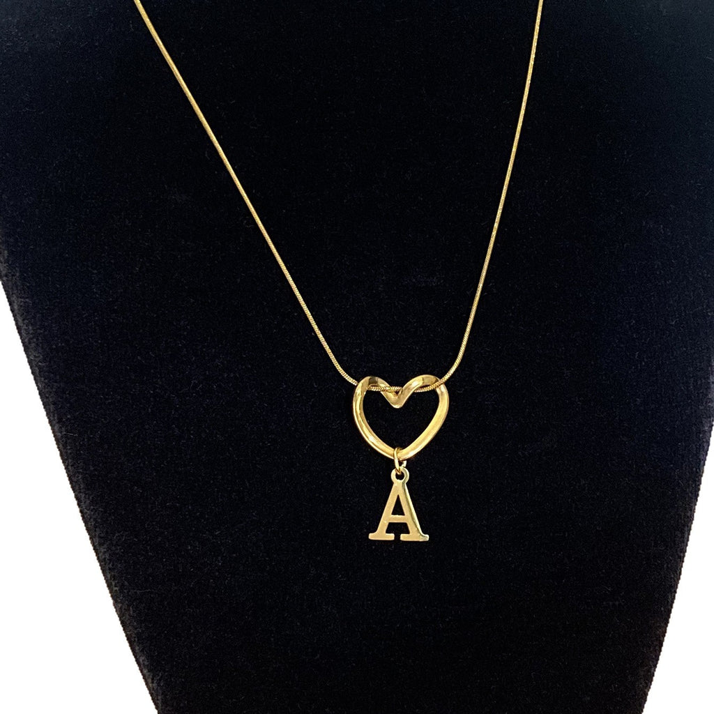 Collar con Inicial de Corazón en Acero Inoxidable