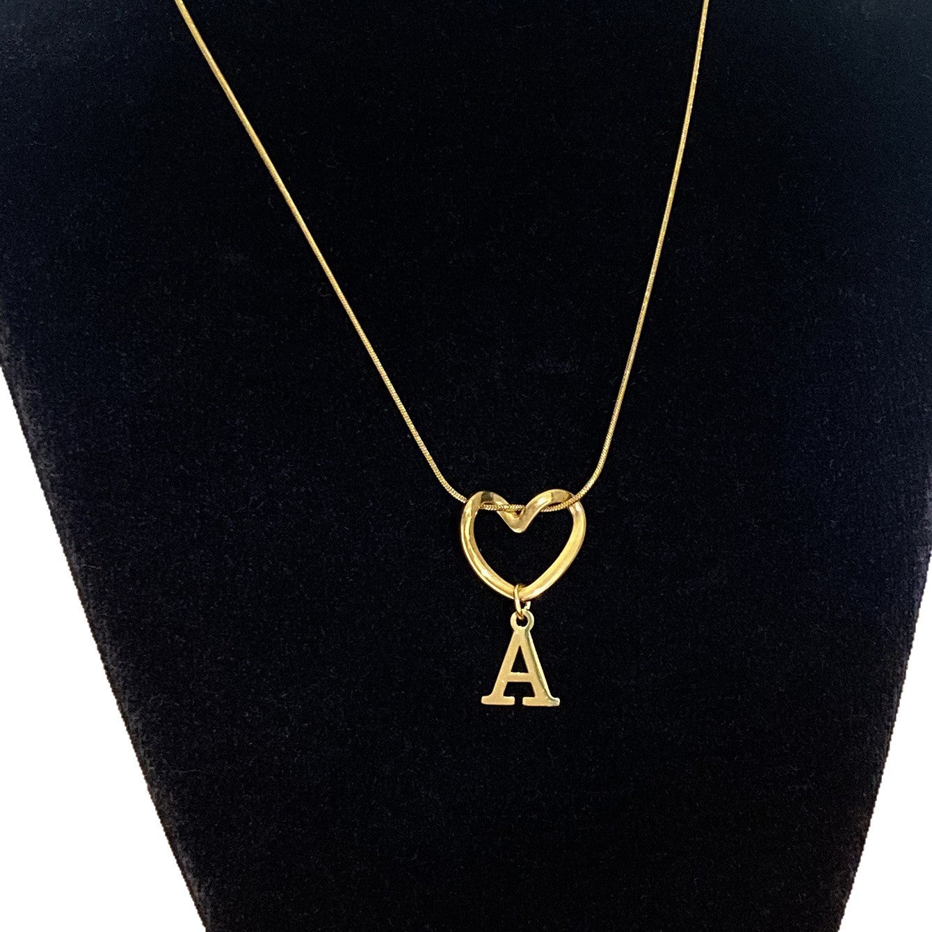 Collar con Inicial de Corazón en Acero Inoxidable