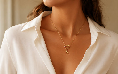 Collar con inicial AMAVE sobre marmol