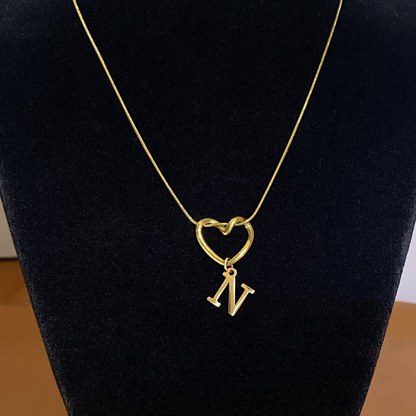 Collar con Inicial de Corazón en Acero Inoxidable