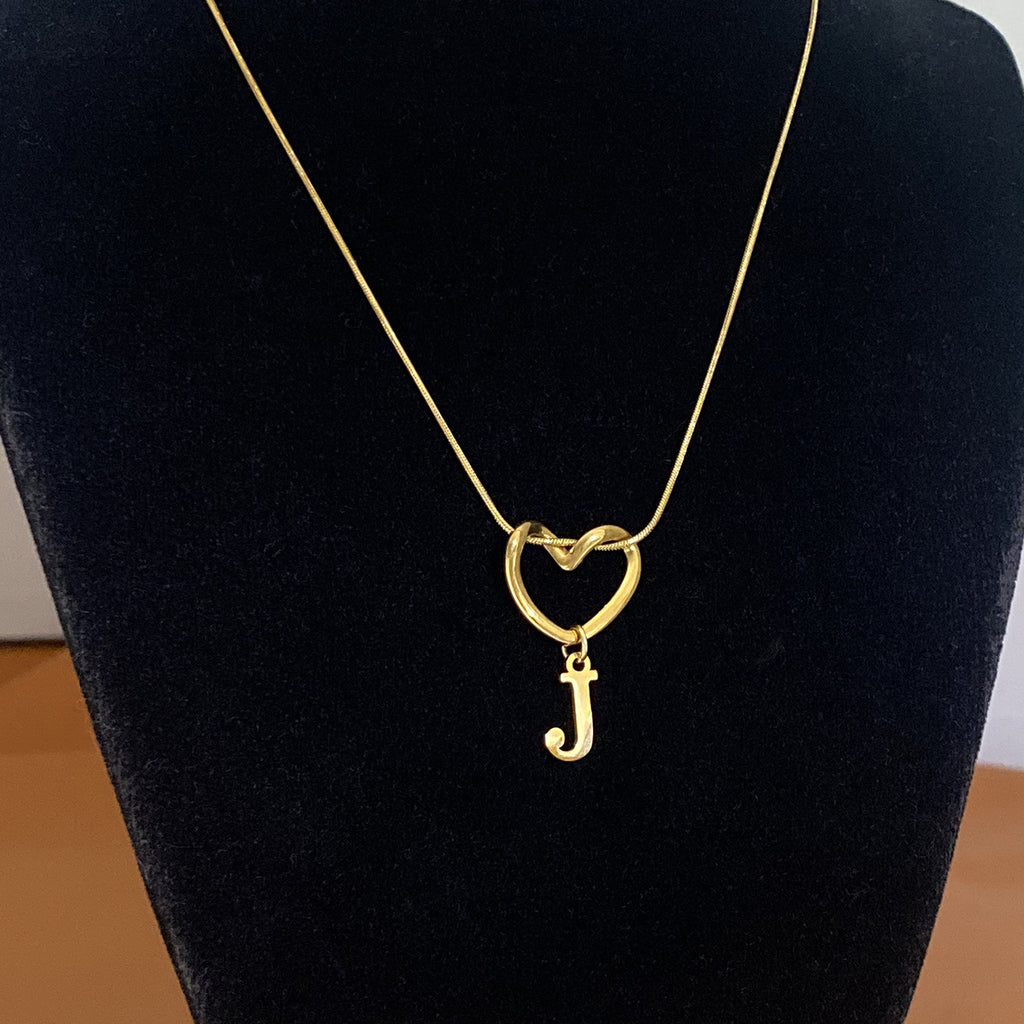 Collar con Inicial de Corazón en Acero Inoxidable