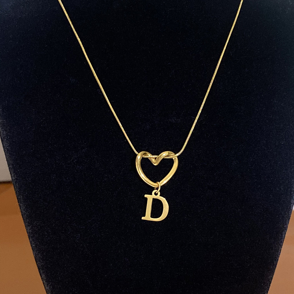 Collar con Inicial de Corazón en Acero Inoxidable