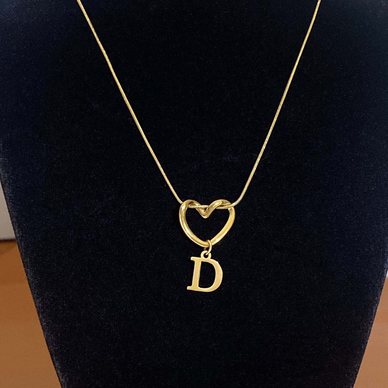 Collar con Inicial de Corazón en Acero Inoxidable