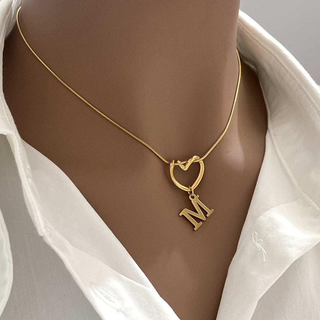 Collar con Inicial de Corazón en Acero Inoxidable