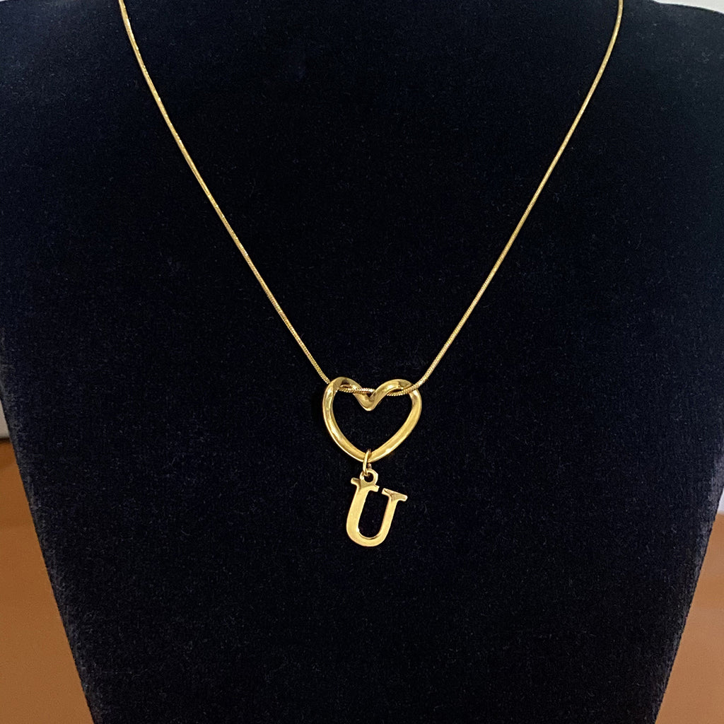 Collar con Inicial de Corazón en Acero Inoxidable