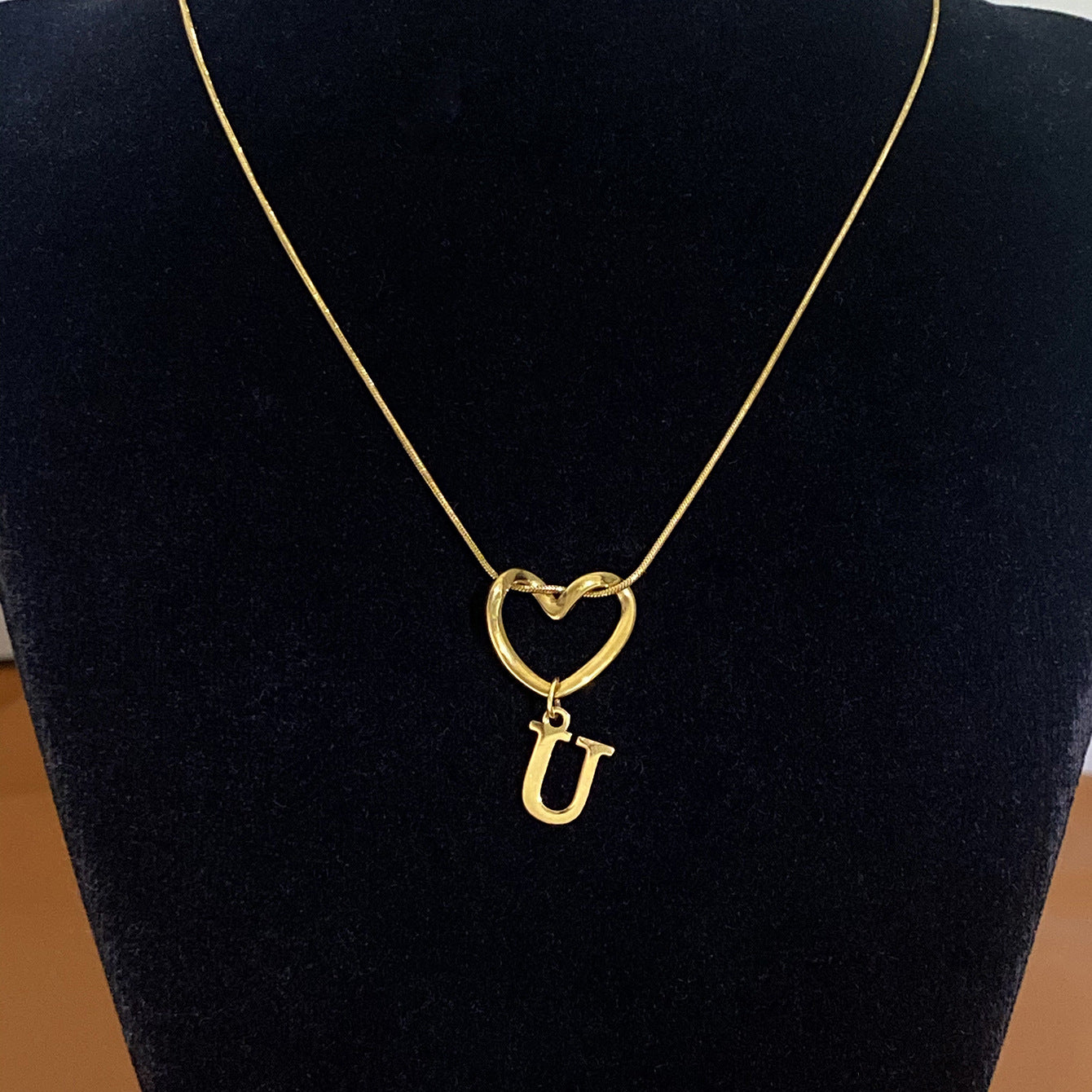 Collar con Inicial de Corazón en Acero Inoxidable